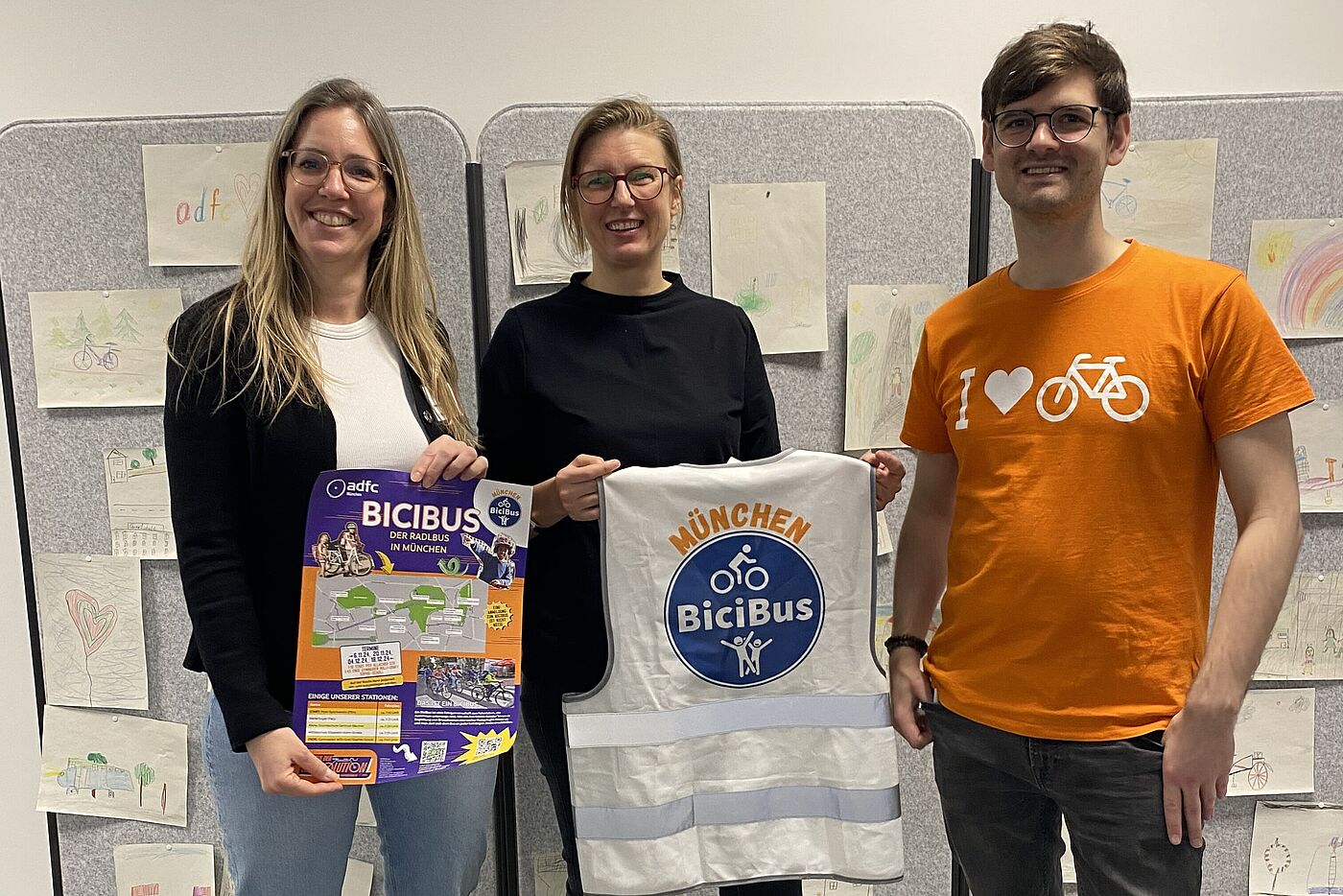 Die Referent:innen des Workshops "How to Schulstraße & Bicibus" (v.l.n.r.): Martina Wermuth, Mitglied des Landesvorstands, Eva Mahling, stellv. Vorsitzende ADFC München und Jochen Reissinger, ebenfalls ADFC München