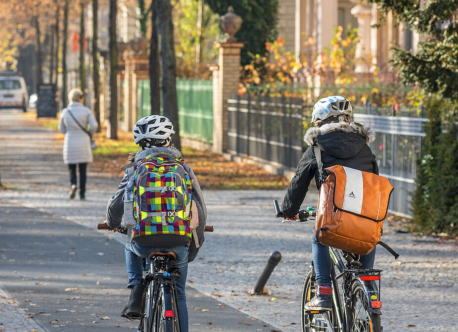 Kinder auf dem Fahrrad unterwegs Kinder auf dem Fahrrad unterwegs