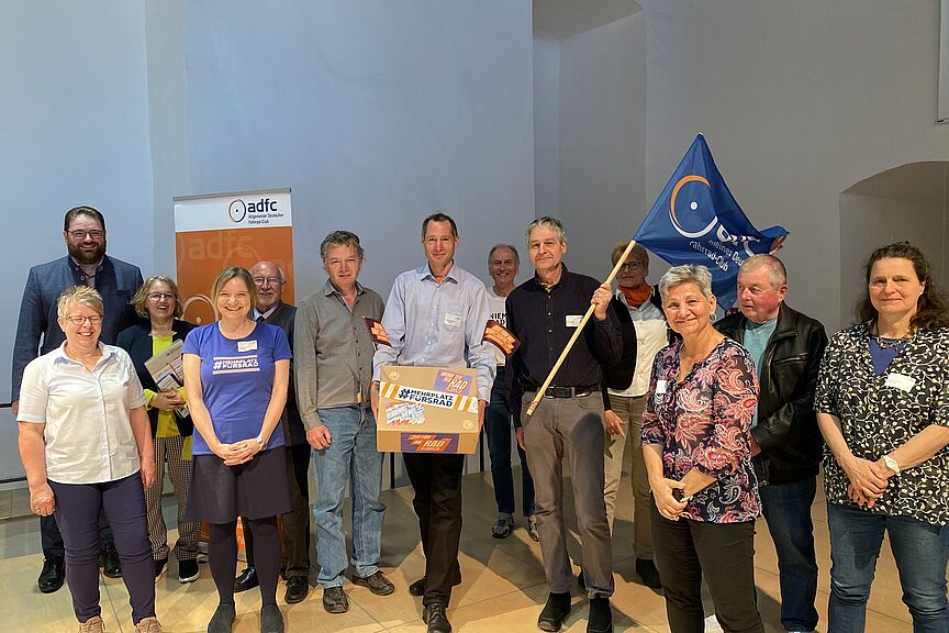 Aktive der neuen ADFC-Ortsgruppe Straubing mit Vertreter:innen aus Politik und ADFC-Landesvorstand Aktive der neuen ADFC-Ortsgruppe Straubing mit Vertreter:innen aus Politik und ADFC-Landesvorstand