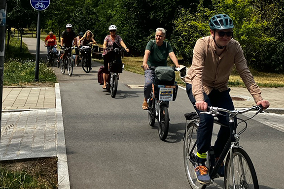 ADFC Fahrt Regensburg auf dem Fahrradweg des Burgunderring mit hohen Straßenschwellen für den PKW Verkehr