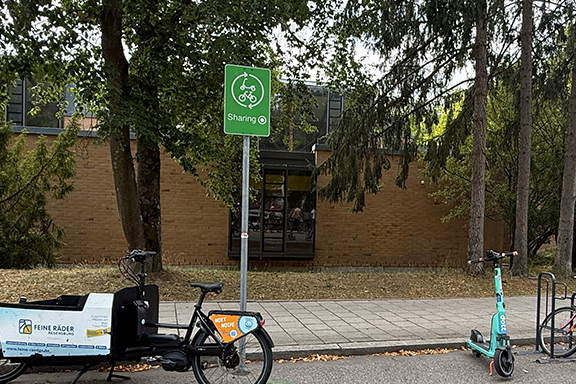 ADFC Fahrt nach Regensburg Sharing Parkplatz für Fahrräder und Roller anstatt Autos