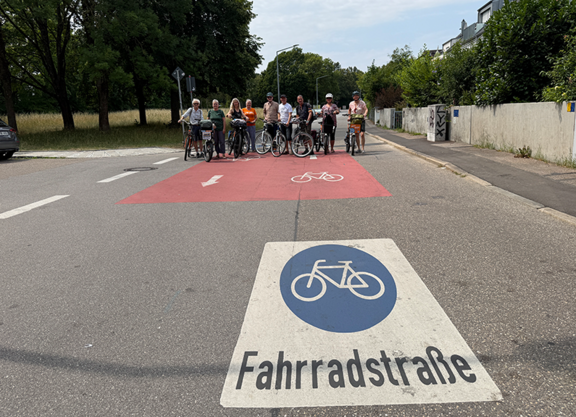 Gruppenfoto auf der Fahrradstraße