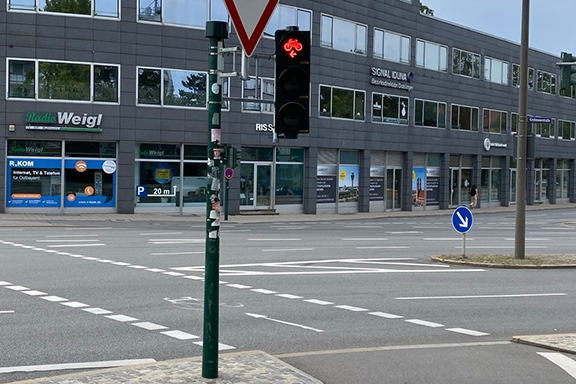 ADFC Fahrt Regensburg Querung fünfspuriger Kreuzung mit eigenenr Fahrradampel