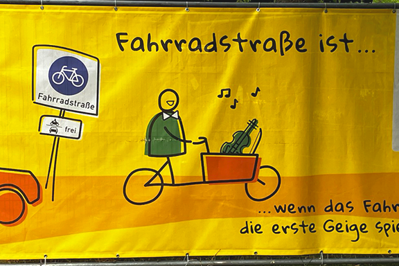 ADFC Fahrt Regensburg Fahrradstraße ist, wenn das Fahrrad die erste Geige spielt.