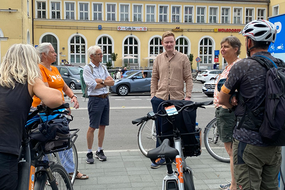 Start am Bahnhof Unsere Gastgeber vom ADFC Regensburg, Regine und Klaus Wörle sowie Benedikt Benz