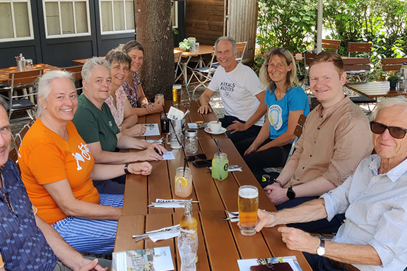 ADFC Fahrt nach regensburg Austausch beim gemütlichen Mittagessen