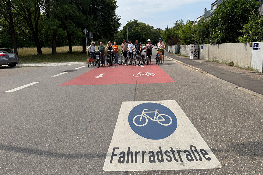 ADFC Fahrt Regensburg Gruppenfoto auf der Fahrradstraße