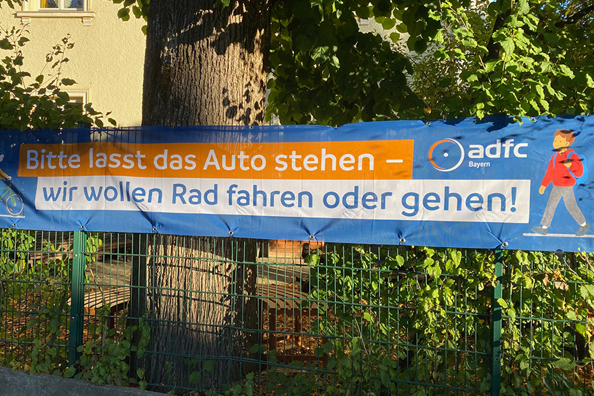 Banner des ADFC zum Schulstart