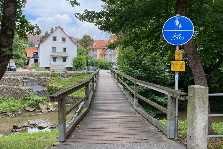 schmale Brücke für Fahrräder und Fußgänger freigegeben - man achtet aufeinander