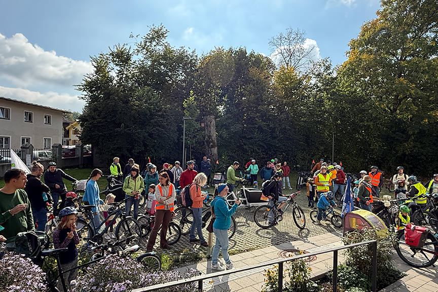Kidical Mass Miesbach 2025 - Start am Bunten Haus