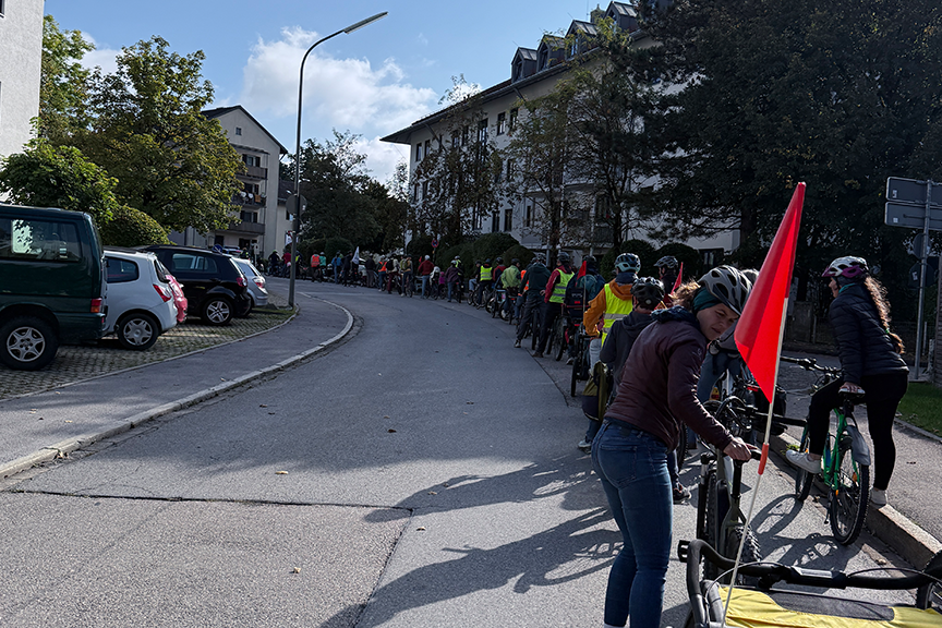 Kidical Mass Miesbach 2025 - warten auf das Weiterfahren