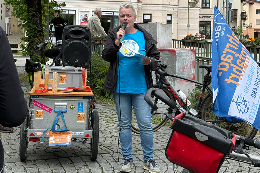 Kick van Walbeek eröffnet die Versammlung Kick van Walbeek eröffnet die Versammlung