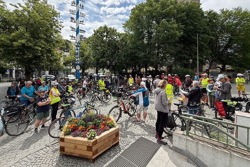 Start in Holzkirchen Start in Holzkirchen mit ca. 80 Radfahrer:innen