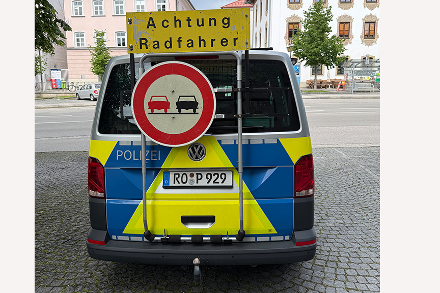 Polizei Schlusswagen die gute Absicherung des Fahrradzuges