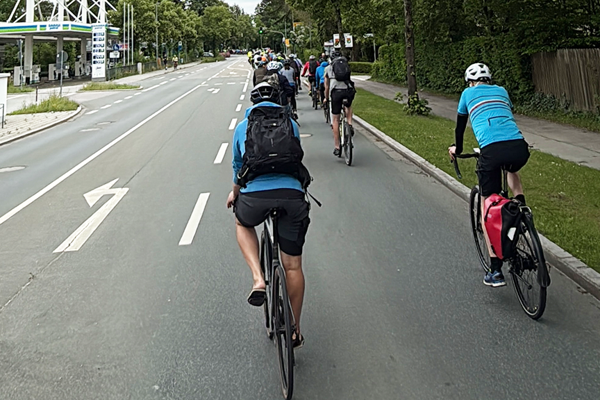 ununterbrochen Fahrradfahren wie auf einer Fahrradschnellstraße - keine Stopps und Platz