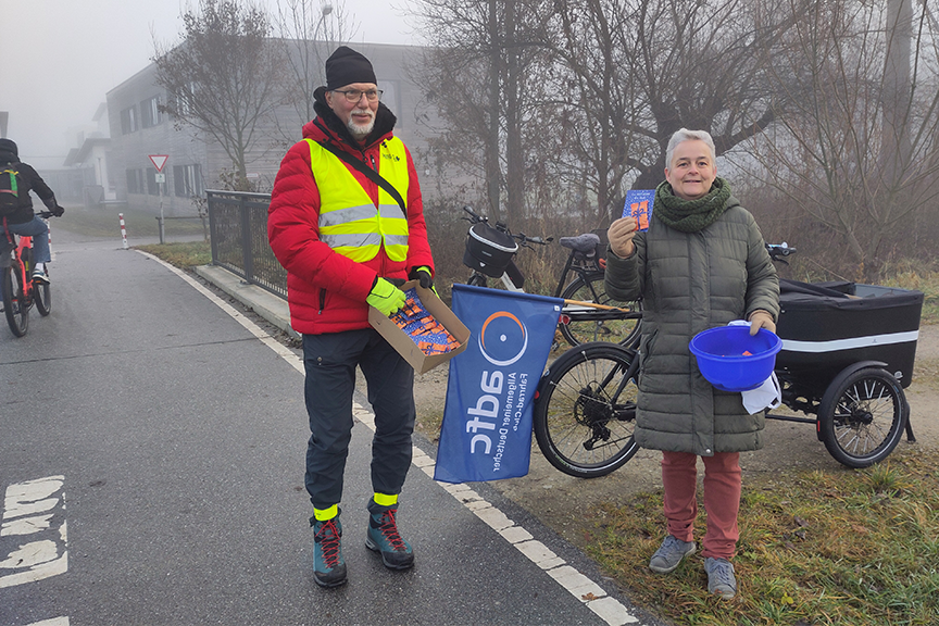 Ein Geschenk für dich Lebkuchen verteilen an Winterradfahre:innen in Landshut