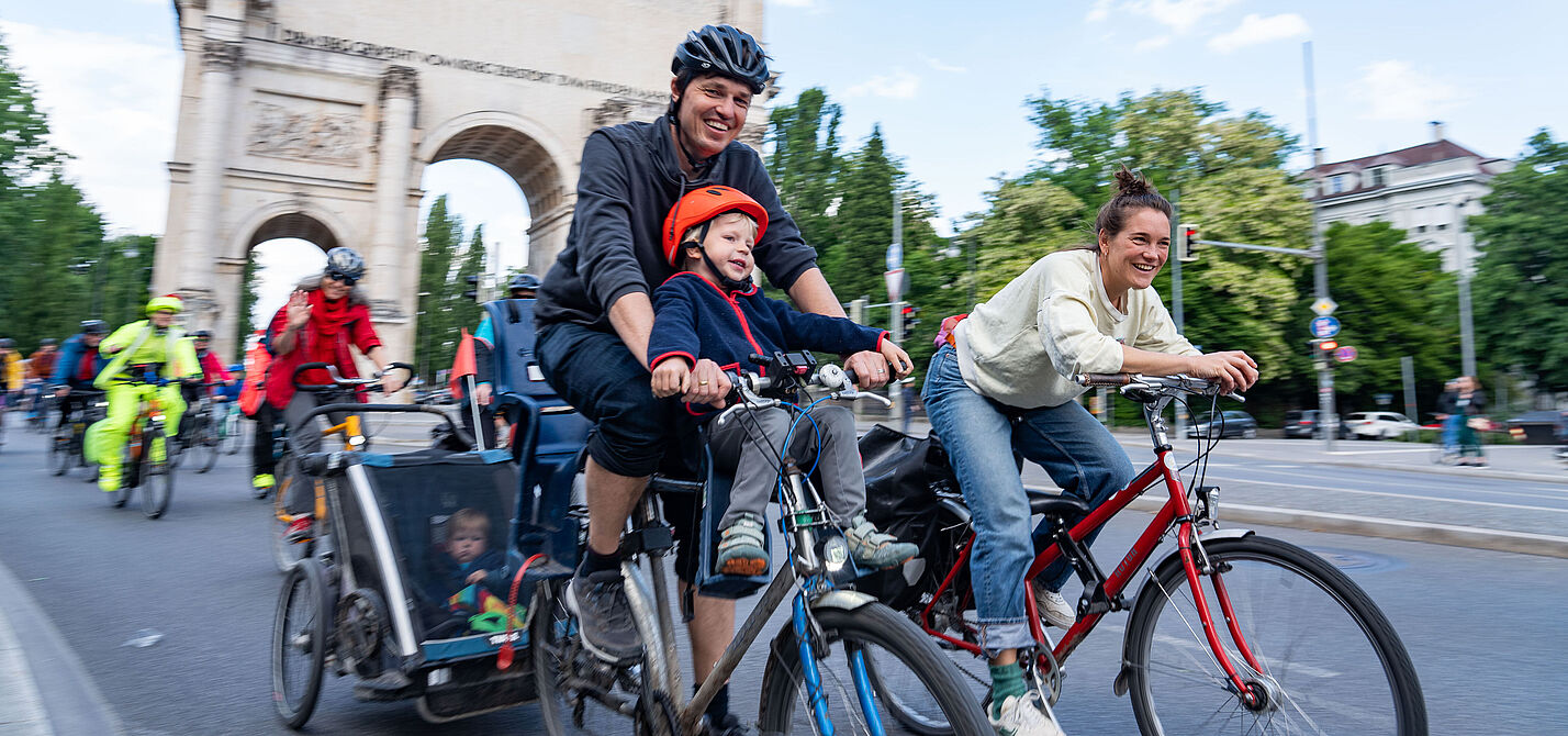 Sternfahrt Bild Newsletter / Webseite etc. Radfahrende bei der Sternfahrt