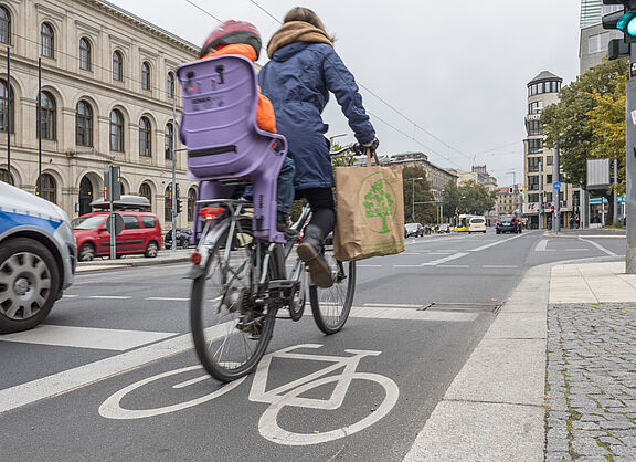 Fahrradfahren in der Stadt. Hier: Invalidenstraße, Berlin-Mitte.