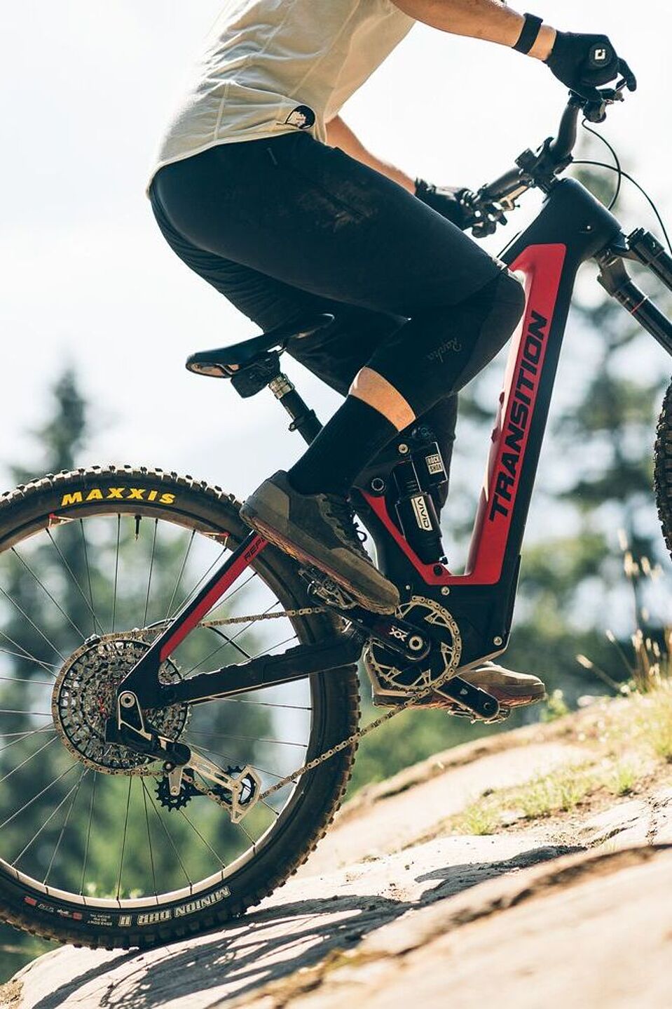 SRAM Powertrain Mountainbiker fährt steile Rampe mit E-Mtb hinauf.