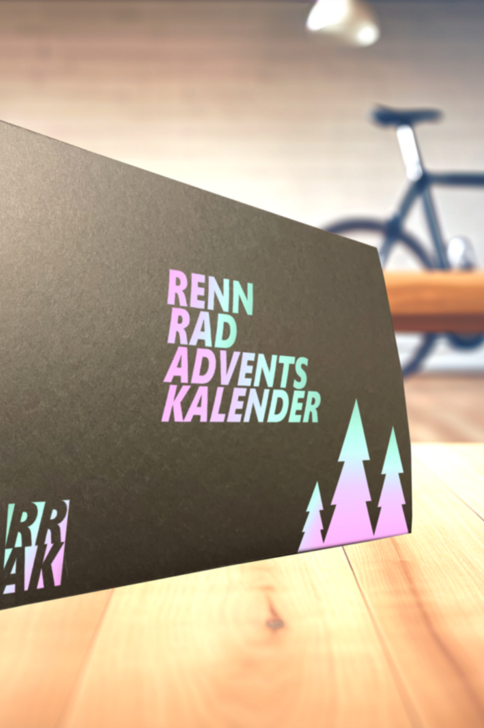 Adventskalender Der Rennrad-Adventskalender auf einem Tisch in einem Raum.
